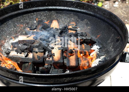 Dans l'embrasement de gravure barbecue portable Banque D'Images