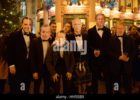 Comme la dernière semaine avant Noël approche, buveurs obtiennent en fête vêtus comme des chefs de file mondiaux à Leadenhall Market, Londres dispose d''atmosphère où : London, Royaume-Uni Quand : 16 déc 2016 Banque D'Images