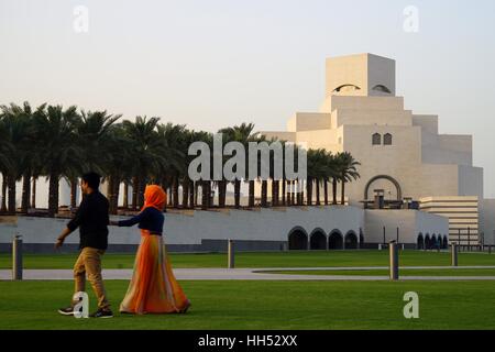 Ouvert en 2008, l'emblématique musée d'Art Islamique bâtiment conçu par l'architecte I. M. Pei est situé sur la Corniche de Doha. Banque D'Images