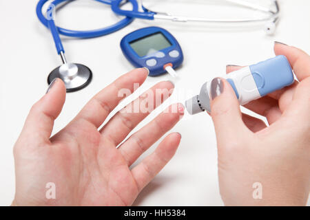 Close-up of Woman mains haut sucre de sang de test avec diabete Banque D'Images