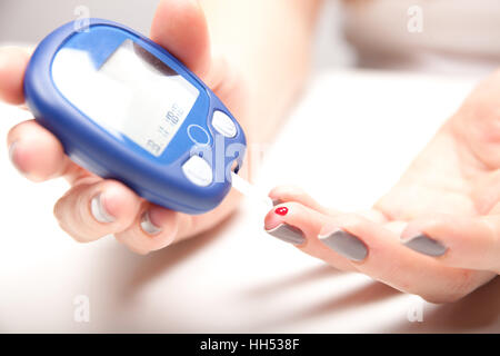 Close-up of Woman mains haut sucre de sang de test avec diabete Banque D'Images