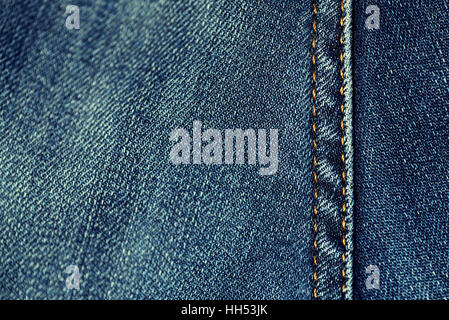 Gros plan macro de croix jaune sur une paire de jeans en denim délavé. Copyspace salon pour le texte et les superpositions de conception. Banque D'Images