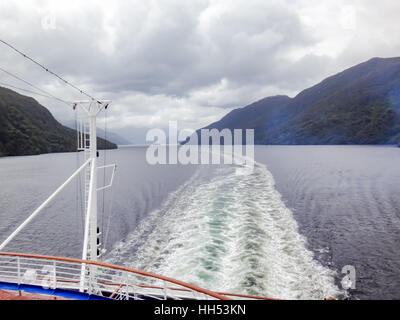 Service de bateau de croisière en passant par Fiordland, Nouvelle-Zélande Banque D'Images