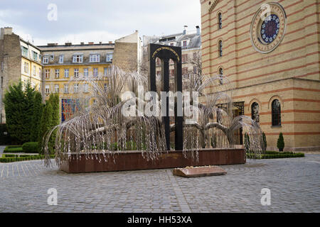 L'arbre de vie de l'Holocauste Memorial à la Synagogue de la rue Dohány, ou Grande Synagogue, à Budapest en Hongrie, le 4 avril, 2015. Banque D'Images