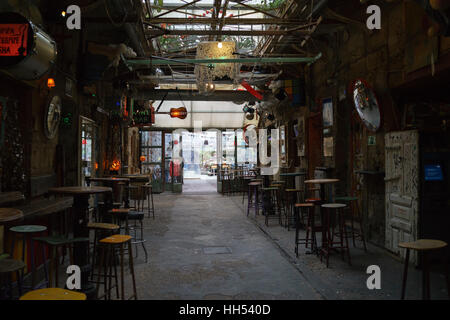 À l'intérieur de la ruine pub Szimpla Kert, Budapest, Hongrie, le 4 avril, 2015. Banque D'Images