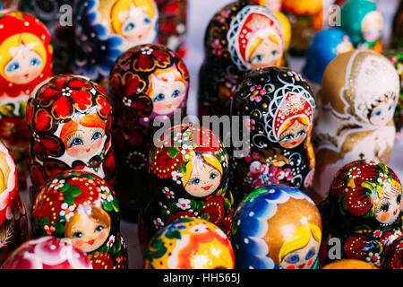 Belles Poupées Russes d'emboîtement colorés Matreshka au marché. Matrioshka est Gens symbole culturel de la Russie. Matriochka Poupée en bois Banque D'Images