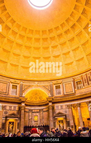 Panthéon (ancien temple devenu une église) dôme interioe, Rome, région du Latium, Italie Banque D'Images