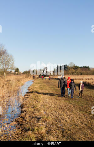 Les gens qui marchent, Wicken Fen en hiver, campagne de Cambridgeshire, Royaume-Uni