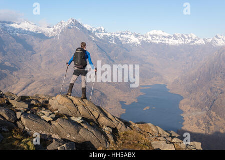 Walker surplombant Loch Coruisk et les Cuillin de Sgurr na ires sur l'île de Skye, en Ecosse. Banque D'Images