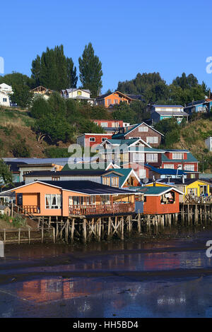 CASTRO, CHILI - 6 février, 2016 : Palafitos colorés traditionnels en bois, des maisons sur pilotis à marée basse le long de la rivière Rio de la Chacra Banque D'Images