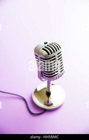 Classic vintage microphone sur fond coloré. Banque D'Images