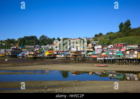 Palafitos colorés traditionnels en bois, des maisons sur pilotis à marée basse à Castro, la capitale de l'archipel de Chiloé au Chili Banque D'Images
