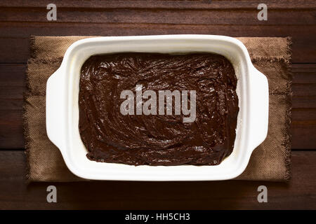 Brownie au chocolat fait maison de base ou pâte à gâteau dans un moule graissé et fariné, photographié avec une lumière naturelle de frais généraux Banque D'Images