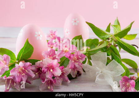 Les oeufs de Pâques peints et Japonais fleurs violettes Banque D'Images