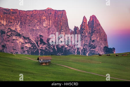 Chalet de montagne avec la montagne Schlern, Alpe di Siusi, le Tyrol du Sud, Italie Banque D'Images