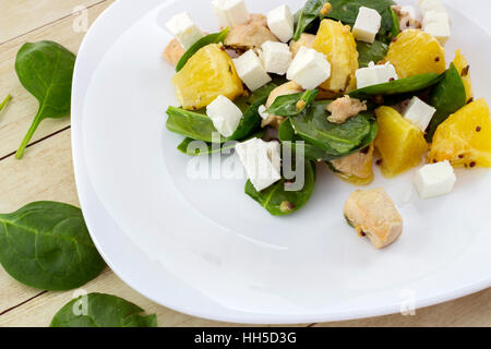 Garni de salade Feta couper des épinards, poulet et orange on white plate Banque D'Images