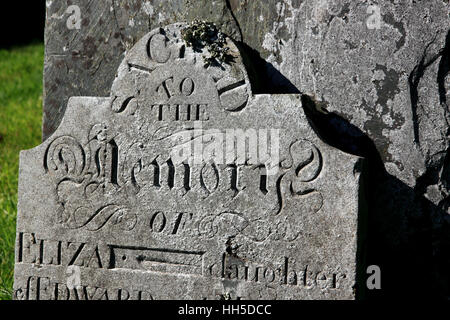 Une pierre tombale sculptée consacrée à la mémoire d'Eliza, sa fille, en plein soleil. Banque D'Images