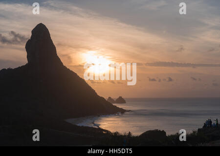 Spectaculaire coucher de soleil derrière le rocher "orro do Pico', 'l'île de Fernando de Noronha' , Océan Atlantique, Pernambuco, Brésil, Banque D'Images