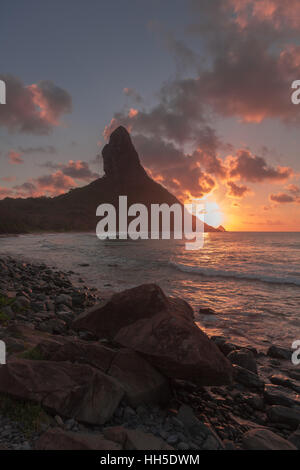 Spectaculaire coucher de soleil derrière le rocher "orro do Pico', 'l'île de Fernando de Noronha' , Océan Atlantique, Pernambuco, Brésil Banque D'Images