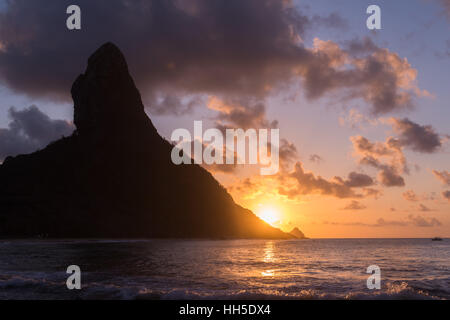 Spectaculaire coucher de soleil derrière le rocher "orro do Pico', 'l'île de Fernando de Noronha' , Océan Atlantique, Pernambuco, Brésil Banque D'Images