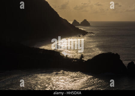 Spectaculaire coucher de soleil derrière le rocher "orro do Pico', 'l'île de Fernando de Noronha' , Océan Atlantique, Pernambuco, Brésil Banque D'Images