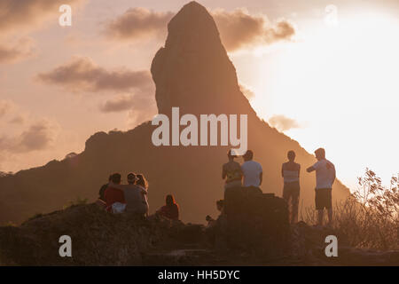En regardant le coucher de soleil derrière le rocher "orro do Pico', 'l'île de Fernando de Noronha' , Océan Atlantique, Pernambuco, Brésil Banque D'Images