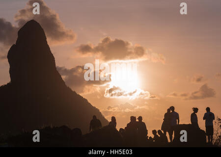 En regardant le coucher de soleil derrière le rocher "orro do Pico', 'l'île de Fernando de Noronha' , Océan Atlantique, Pernambuco, Brésil Banque D'Images