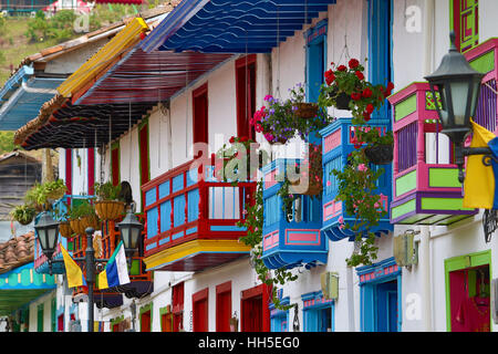 Détails de l'architecture coloniale avec balcons colorés et paniers suspendus avec des fleurs Banque D'Images