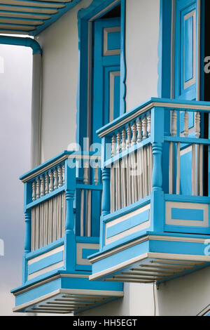 Libre de bleu et blanc balcons Salento Colombie Banque D'Images