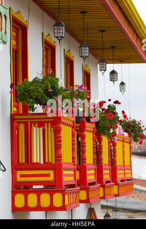 Balcons aux couleurs vives dans le Salento Colombie Banque D'Images