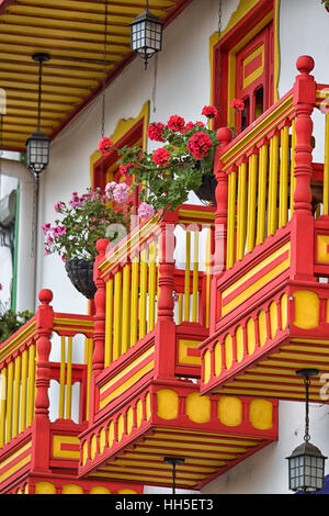 Le rouge et le jaune des balcons coloniaux en Colombie Banque D'Images