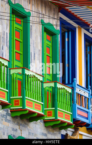 Balcons aux couleurs vives dans une région productrice de café, Salento Colombie Banque D'Images