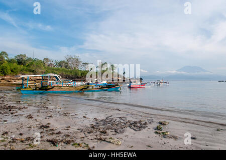 Les bateaux de plongée et traditionnelles, champignons, Lembongan, Bali, Indonésie Banque D'Images