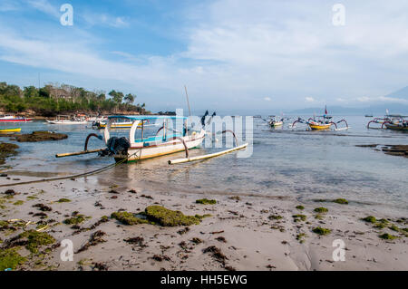 Les bateaux de plongée et traditionnelles, champignons, Lembongan, Bali, Indonésie Banque D'Images