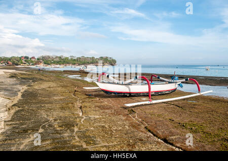 Les bateaux de plongée et traditionnelles, champignons, Lembongan, Bali, Indonésie Banque D'Images