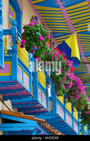 Un balcon avec des fleurs aux couleurs vives dans Filandia Colombie Banque D'Images