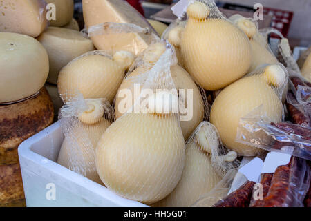 Le fromage et le salami dans Market Stall Banque D'Images