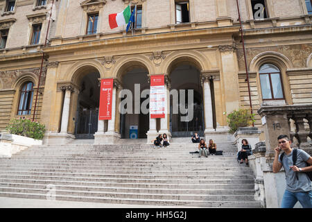 Les élèves assis sur les marches de l'université célèbre de Rome, Rome, Italie. Banque D'Images