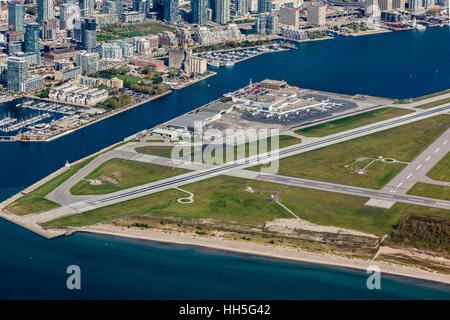 Une vue aérienne depuis le sud-ouest de l'aéroport Billy Bishop de Toronto. Banque D'Images