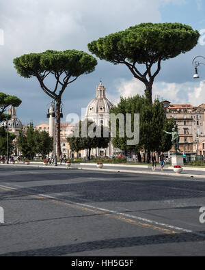 Vue sur la célèbre église Santissimo Nome di Maria entre deux pins, Rome, Italie, Europe Banque D'Images