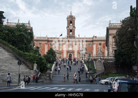 La colline du Capitole cordonata menant de la Via del Teatro di Marcello à la Piazza del Campidoglio, Rome, Italie Banque D'Images