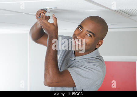 Portrait de l'homme changer lightbulb Banque D'Images