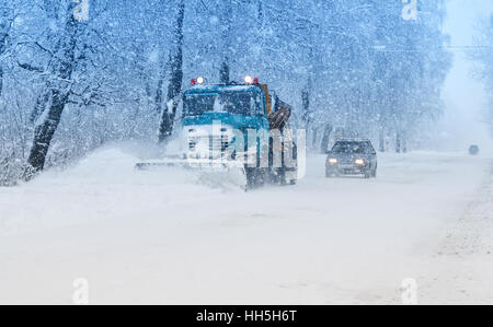 Chasse-neige faisant l'enlèvement de la neige au cours de blizzard Banque D'Images