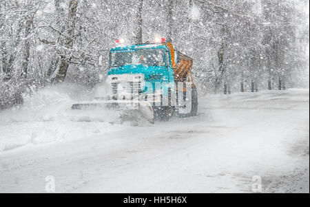 Chasse-neige faisant l'enlèvement de la neige au cours de blizzard Banque D'Images