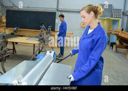 Femme travaillant avec protection métallique Banque D'Images