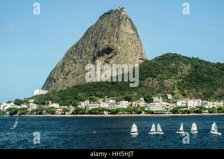 Sugarloaf montagne et bateaux à voile dans la baie de Guanabara, Rio de Janeiro, Brésil Banque D'Images