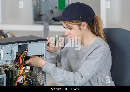 Depannage ordinateur technicien femelle Banque D'Images