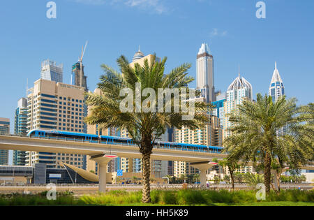 La Marina de Dubaï avec de luxueux gratte-ciel et de métro entièrement automatisé,Emirats Arabes Unis Banque D'Images