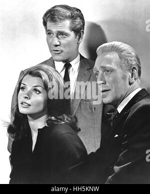 Le QUILLER MEMORANDUM 1966 Organisation Rang film avec de gauche à droite : Senta Berger, George Segal et Max Von Sydow Banque D'Images