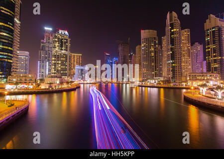 La baie et la promenade animée de Dubaï Marina dans la soirée, la ville de Dubaï, Emirats Arabes Unis Banque D'Images